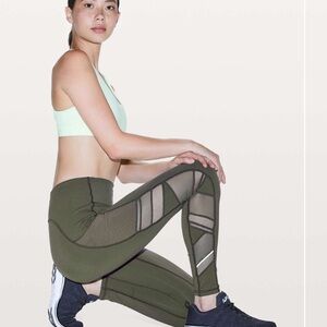 Lululemon Speed Up Tight Size 2 *Mesh 28"